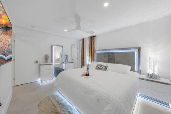 5 bedrooms, iron/ironing board, WiFi, bed sheets