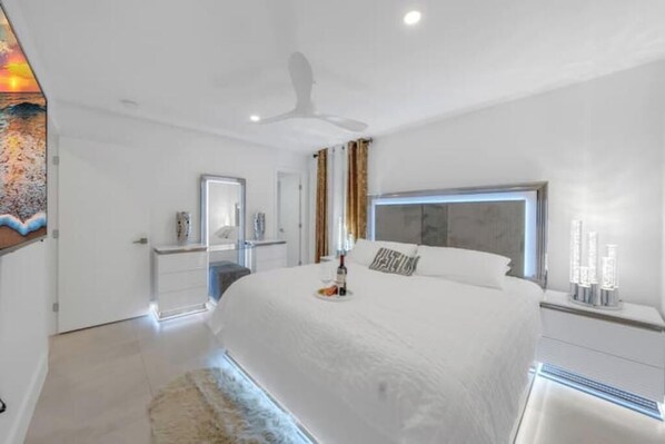 5 bedrooms, iron/ironing board, WiFi, bed sheets - Modern Villa w/ Heated Pool & Spa (Pembroke Pines)