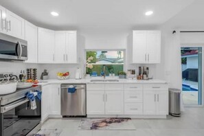 Private kitchen - Modern Villa w/ Heated Pool & Spa (Pembroke Pines)