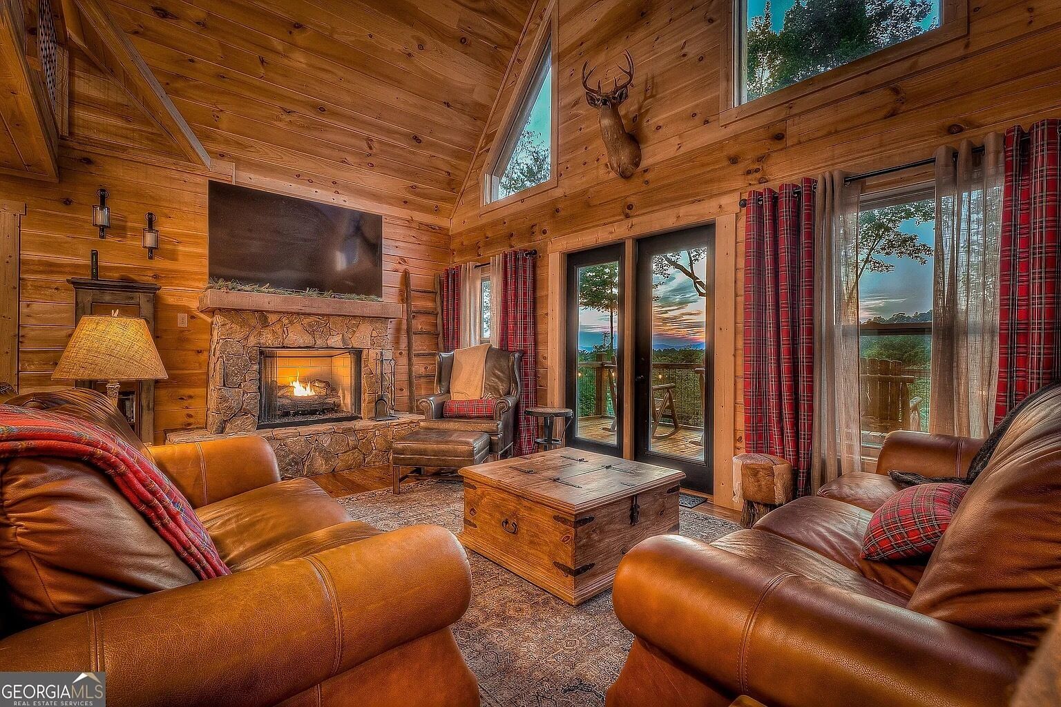 Smart-tv, een open haard, videospelletjes en boeken