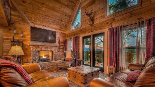 Living area - Blue Ridge Shadows Lodge: Escape to the serene Blue Ridge Mountains (Morganton)