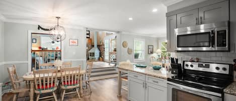 House, Multiple Beds, Patio, Garden View (835 Bonito) | Private kitchen | Fridge, microwave, oven, stovetop