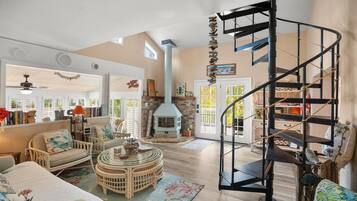 Casa, varias camas, patio, vista al jardín (835 Bonito) | Interior