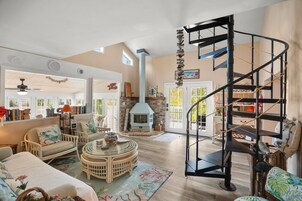 Casa, varias camas, patio, vistas al jardín (835 Bonito) | Interior