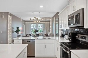 Jääkaappi, mikroaaltouuni, uuni, liesi