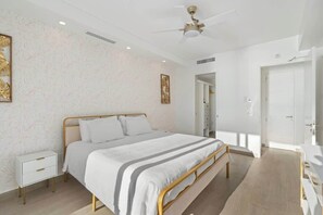 2 bedrooms, iron/ironing board, WiFi, bed sheets - Beachfront Luxury Condo w/ Infinity Pool & Hot Tub (Playa Encanto)