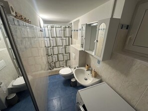 Apartamento Confort, vistas al jardín | Baño