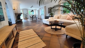 Smart TV, fireplace, books - Vacation home Fringaluna with private pool in Übersee am Chiemsee (Übersee)