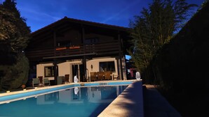 A two-story building with a swimming pool in front. - Vacation home Fringaluna with private pool in Übersee am Chiemsee (Übersee)