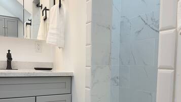 Douche, sèche-cheveux, serviettes fournies, savon