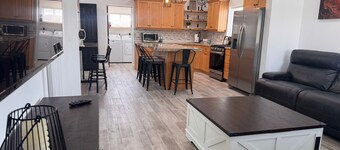 Fully Remodeled Downtown Gem Modern Comfort 3 Bedroom Sleeps 8 Plenty of Parking