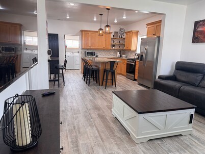 Fully Remodeled Downtown Gem Modern Comfort 3 Bedroom Sleeps 8 Plenty of Parking
