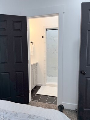 3 habitaciones, tabla de planchar con plancha, wifi y ropa de cama 