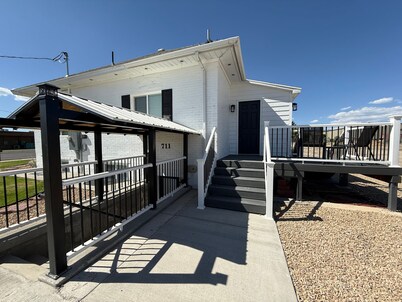 Fully Remodeled Downtown Gem Modern Comfort 3 Bedroom Sleeps 8 Plenty of Parking