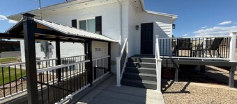 Fully Remodeled Downtown Gem Modern Comfort 3 Bedroom Sleeps 8 Plenty of Parking