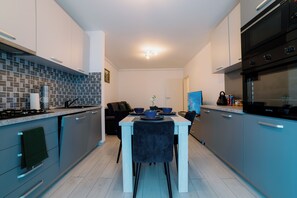 Kühlschrank, Mikrowelle, Ofen, Geschirrspüler