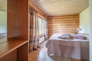 3 bedrooms, desk, iron/ironing board, travel crib