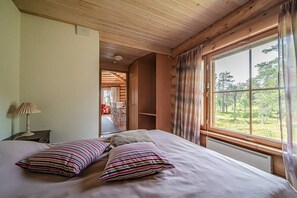 3 chambres, bureau, fer et planche à repasser, lit parapluie