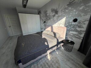 Premium appartement, balkon, uitzicht op rivier | Individueel gedecoreerd, verduisterende gordijnen, geluiddichte muren