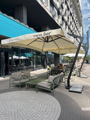 Suite monolocale, cucina, vista città | Con stile personalizzato, tende oscuranti, insonorizzazione