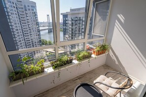 Lägenhet Premium - balkong - utsikt mot floden | Allergitestade sängkläder och individuell inredning