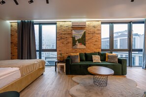Studio Suite, Kitchen, City View | Individually decorated, blackout curtains, soundproofing