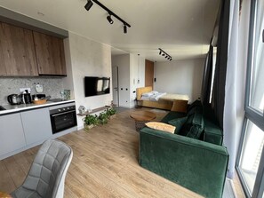 Studio Suite, Kitchen, City View | Individually decorated, blackout curtains, soundproofing