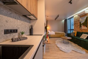 Studio Suite, Kitchen, City View | Individually decorated, blackout curtains, soundproofing