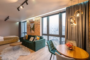 Studio Suite, Kitchen, City View | Individually decorated, blackout drapes, soundproofing