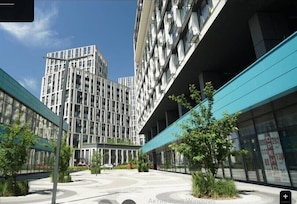Studio Suite, Kitchen, City View | Individually decorated, blackout drapes, soundproofing