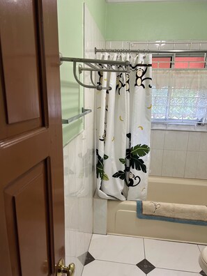 Towels, soap, toilet paper - Charming country house with AC and WiFi in marvelous Montego Bay (Montego Bay)