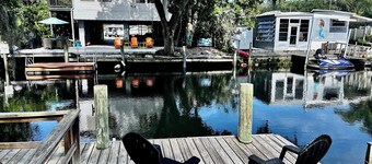 Waterfront Cottage with private canal.Access to Weeki Wachee River.RV welcomed.