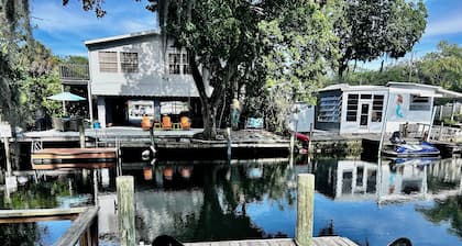 Waterfront Cottage with private canal.Access to Weeki Wachee River.RV welcomed.