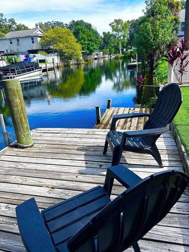 Waterfront Cottage with private canal.Access to Weeki Wachee River.RV welcomed.