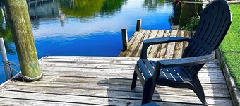 Waterfront Cottage with private canal.Access to Weeki Wachee River.RV welcomed.