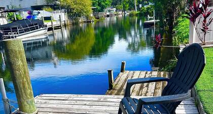 Waterfront Cottage with private canal.Access to Weeki Wachee River.RV welcomed.