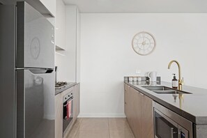 Een koelkast, een microgolfoven, een oven, een kookplaat