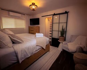 3 bedrooms, iron/ironing board, WiFi, bed sheets - 
Luxury Escape w/ Panoramic Views + Private Retreat (Lakeside)