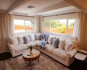 Smart TV - Luxury Escape & Panoramic Views (Lakeside)