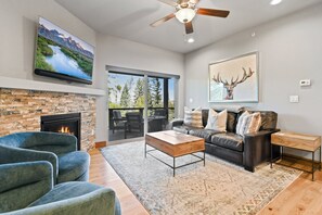 Smart TV, fireplace - Luxury Mountain Chalet 168 I Private Hot Tub I Great Views I Best Price I Discounted Attractions (Fraser)