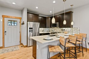 Jääkaappi, mikroaaltouuni, uuni, liesi