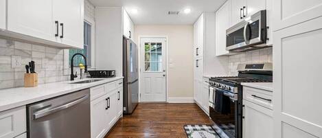 冷蔵庫、電子レンジ、オーブン、コンロ