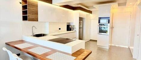 Geladeira, micro-ondas, fogão, cooktop