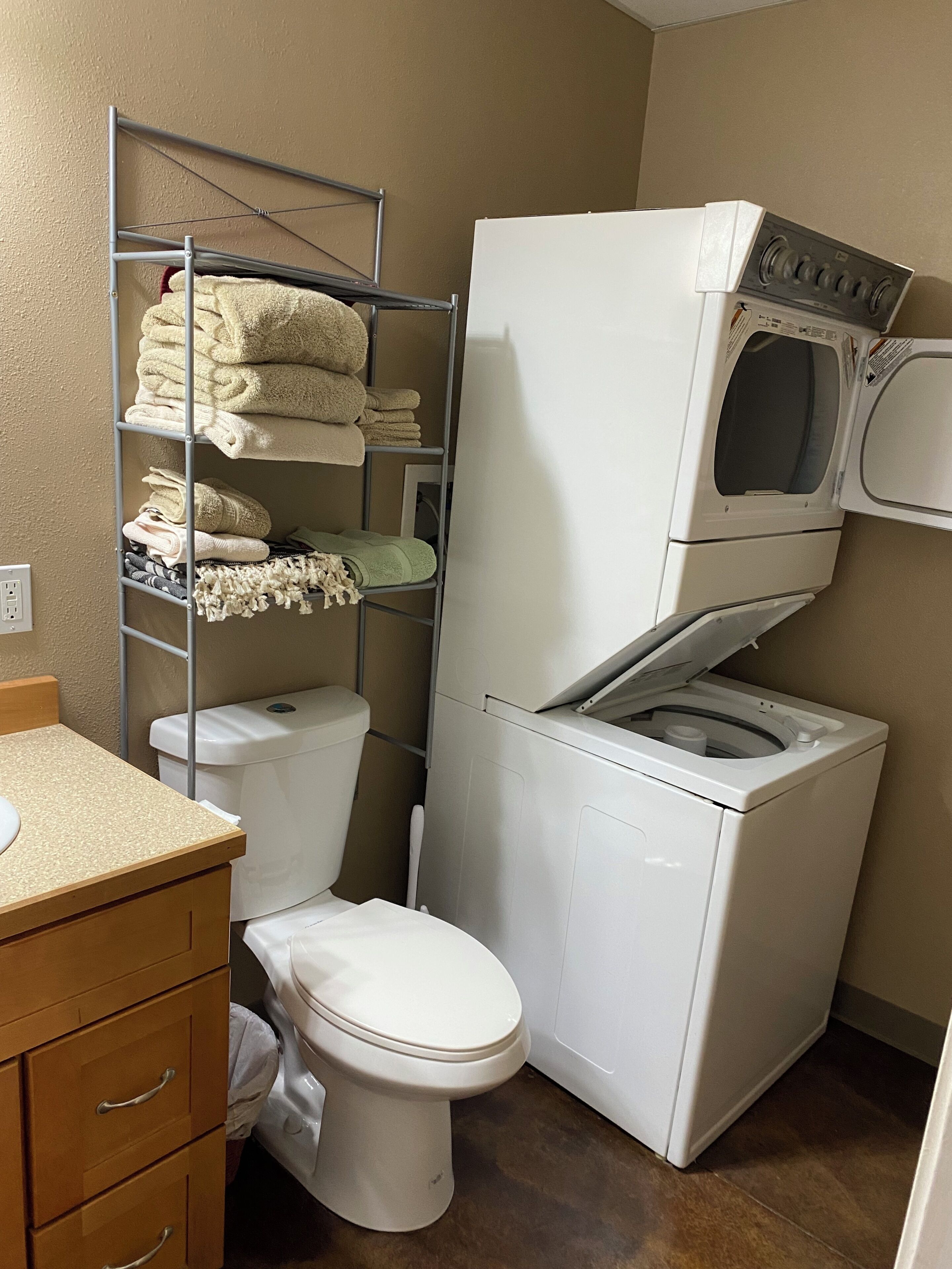 Comfort Studio Suite, 1 Queen Bed, Non Smoking | Laundry