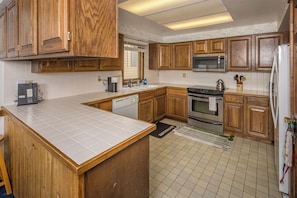 Fridge, microwave, oven, stovetop - NEW - Ski It. Hike It. Hot Tub Always. (Big Sky)