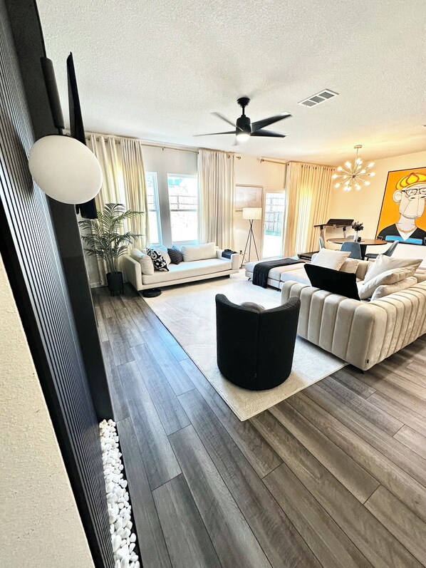 TV, fireplace