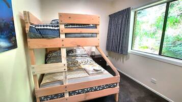 2 bedrooms, iron/ironing board, travel cot, free WiFi