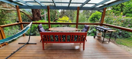 Outdoor dining. Beautiful guesthouse in secluded valley. Kids and pet friendly.