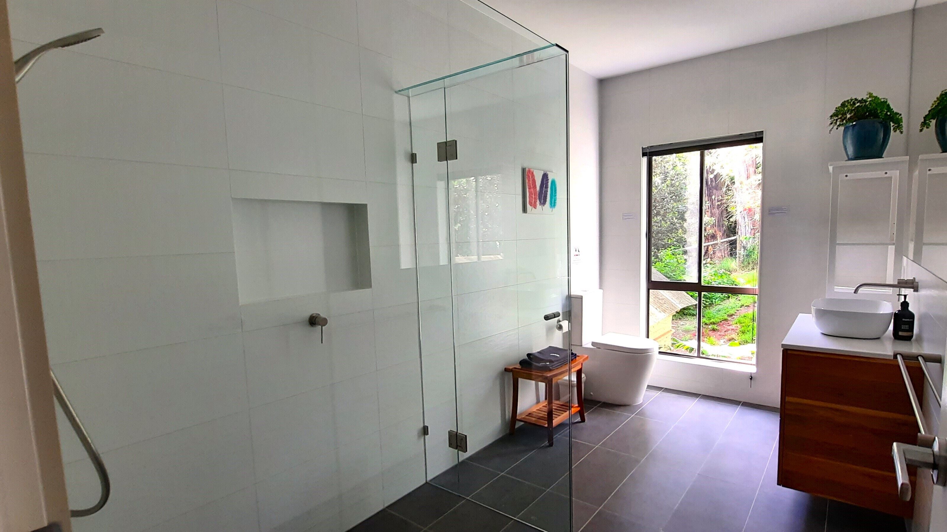 Douche, articles de toilette écologiques, sèche-cheveux
