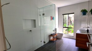 Ducha, artículos de higiene personal ecológicos y secador de pelo